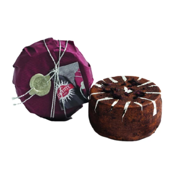 "Lucente", Hartkäse Aus Schafmilch Mit Lakritze, Hibiskuspulver & Silberblätter, 0,5 Kg - Degust 3 "Lucente", Hartkäse Aus Schafmilch Mit Lakritze, Hibiskuspulver & Silberblätter, 0,5 Kg - Degust